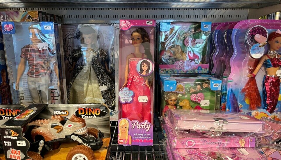 Faghandelen rydder plass til nyheter! Diverse 'barbie' dukker og dagbøker.