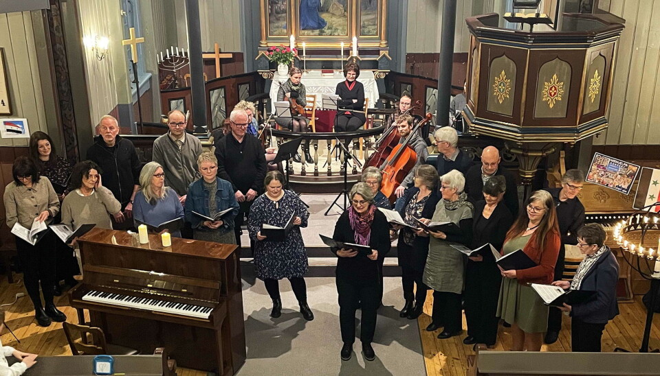 Prosjekt 17 var initiativtakar og sterkt medverkande i støttekonserten. 24 voksne menneskjer synger og spiller musikk i kirka.