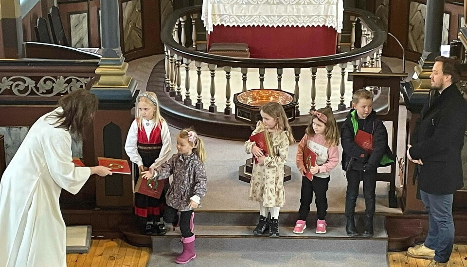 Tilbakeblikk: 6-åringane fekk kvar si «Mi Kyrkjebok» - her itdelt av vikarprest Cathrine Grutle