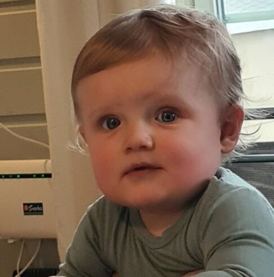 Johan Innerdal Holten 1 år Portrettbilde av et lite barn med en plastleke i hendene.