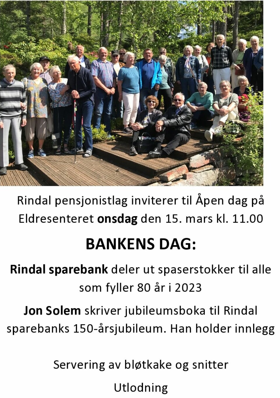 En plakat med et oppstilt bilde av mange pensjonister på tur. Plakaten har invitasjon til bankens dag i Rindal onsdag 15. mars kl 11. Rindal Sparebank skal dele ut spaserstokker til de som fyller 80 i år, og Jon Solem holder et innlegg om jubileumsboka til Rindal Sparebank.