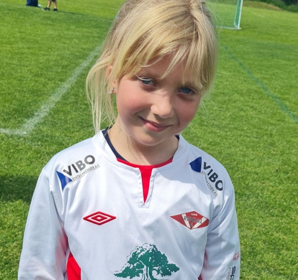 Oda Steinshamn Fredriksen 10 år Ung jente med blond pannelugg og fotballdrakt.