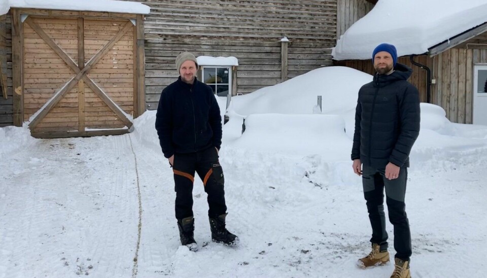 Grunneier Lars Ole Gravvold og Staffan Sandberg fra Surnadal kommune er bekymret for situasjonen mange steder i kommunen.