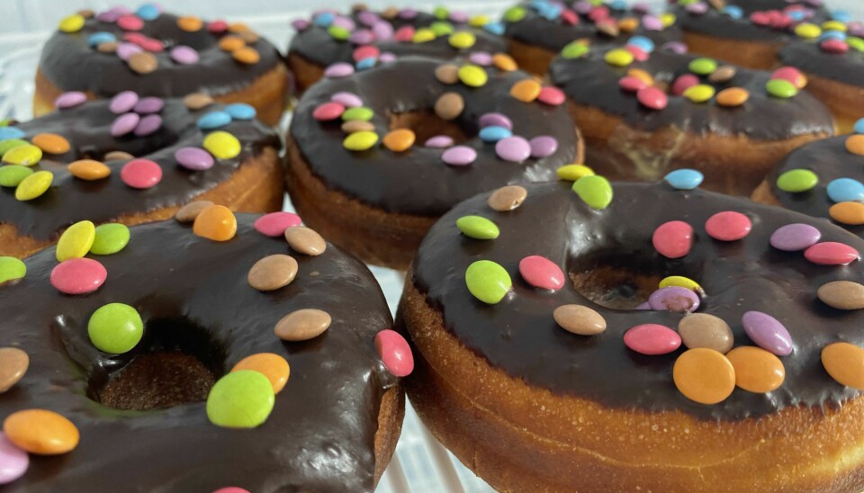 Donuts med sjokoladeglasur, pynta med sjokoladedrops i mange farger