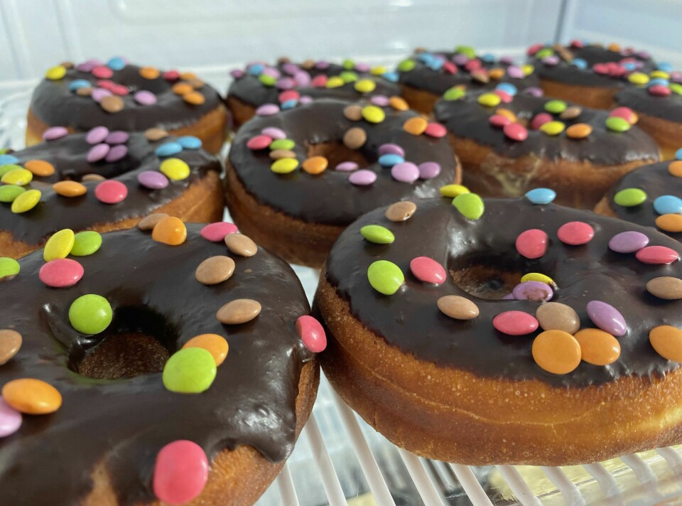 Donuts med sjokoladeglasur, pynta med sjokoladedrops i mange farger