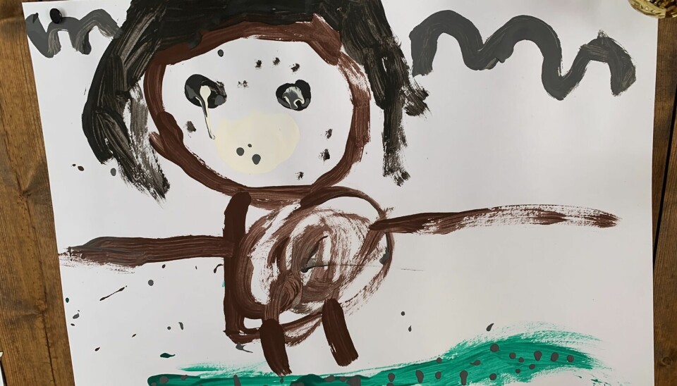 I grillhytta var det hengd opp trollbilde til inspirasjon, og ungane måla og teikna sine eigne.