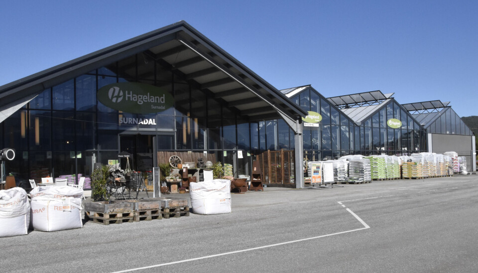 Handlekveld på Hageland onsdag 5. juni Inngangen til Hageland Surnadal, med sekker med gjødsel. paller krukker og planter utenfor.