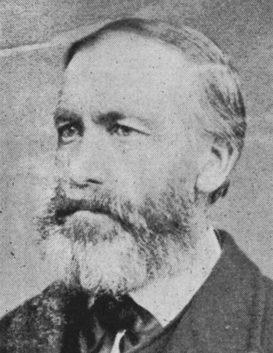 Gammelt svart/hvitt portrettbilde av en mann med skjegg