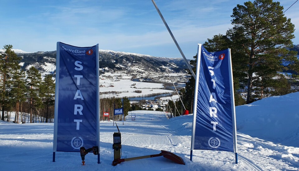 Startpunktet i en alpinbakke. To stor banner som det står 'start' på.