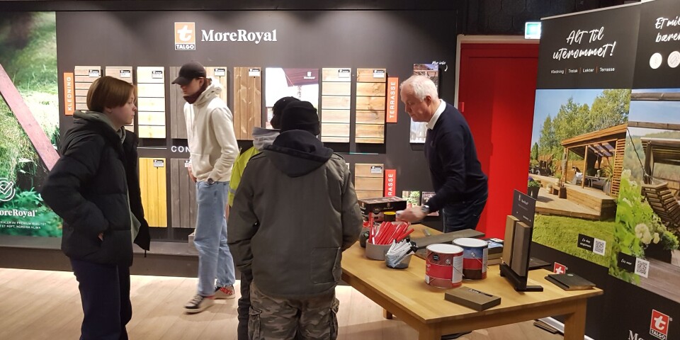 MøreTre sin stand MøreRoyal på stand med elever som ser på