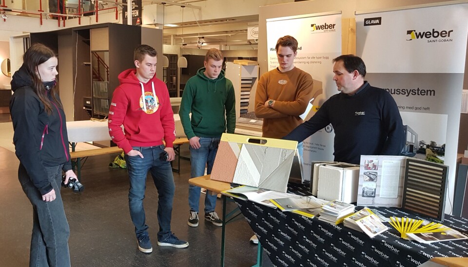 Webers stand 4 elever ser på hva Webers stand har å fortelle