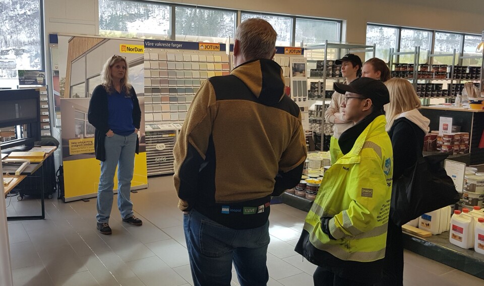 NorDans stand NorDan har stand og elever ser på