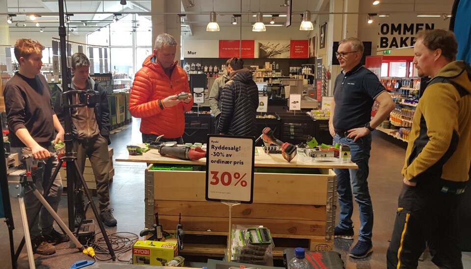Lunas stand Menneskjer ser på standen til Luna