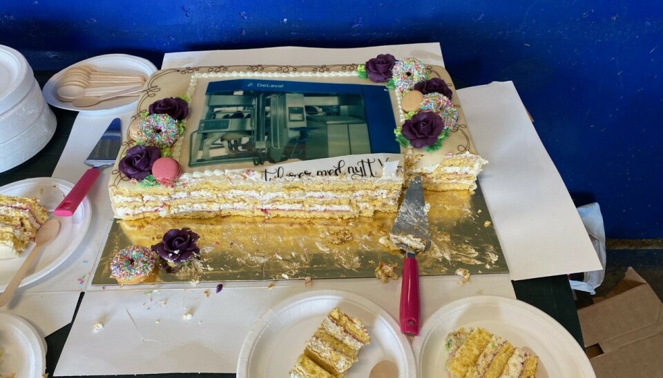 Veldig fin kake med bilde av melkerobot, fotografen var for sent ut til å ta bilde av hele kaka. Ei stor bløtkake med fjøsmotiv
