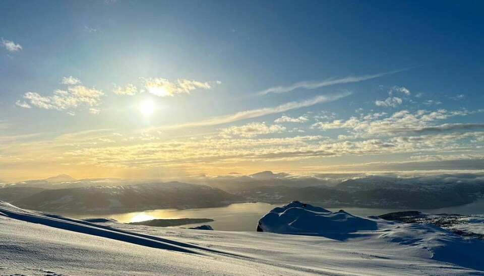 Strengen Snøblåst fjell med blå himmel og lav sol