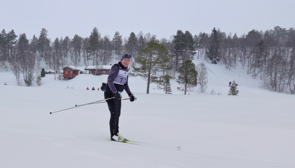 Skiløper sklir i skiløypa foran Tørsåsløa