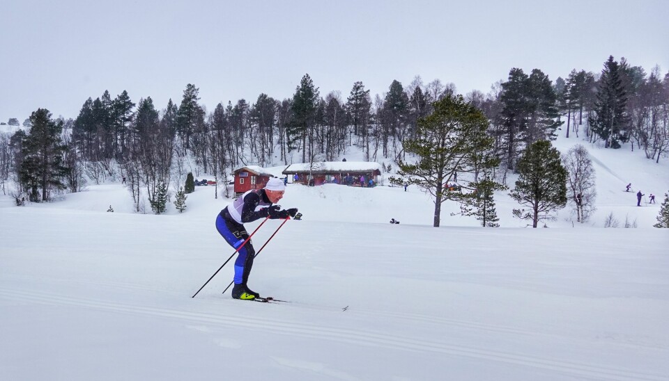 Skiløper staker foran Tørsåsløa