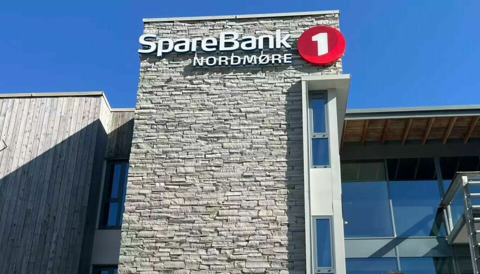 Toppen av byningen til Sparebank 1 Nordmøre i Surnadal, med bankens logo