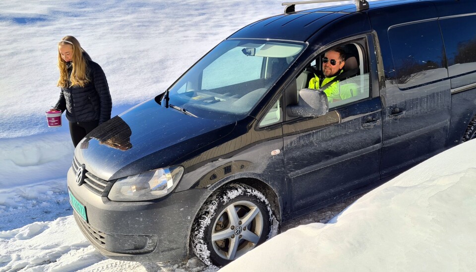 jente på veg frå bilen i snødekt gardsveg