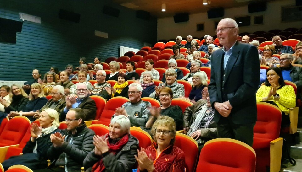 Eirik står i forsamlinga og tek imot applaus etter gratulasjonssong