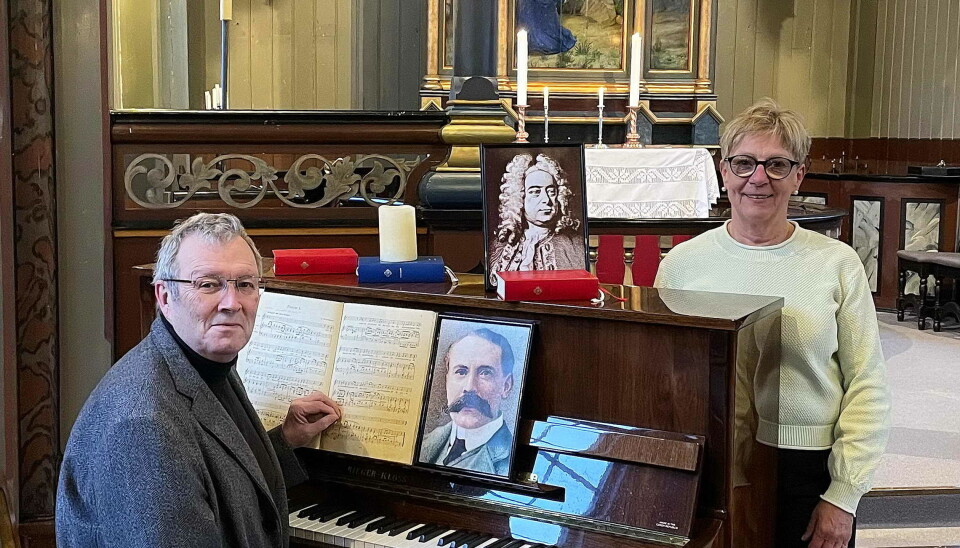 Organist Bernt Bøe og soknerådsleiar Eva Jorid Svendsen inviterer til Påskesongmesse også i år. To personer står ved et piano og ser mot kameraet