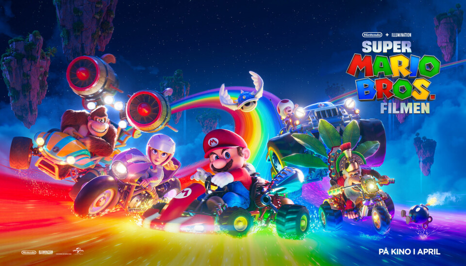 Mange karakterer fra Mario-universet sitter på hvert sitt kjøretøy på en regnbue
