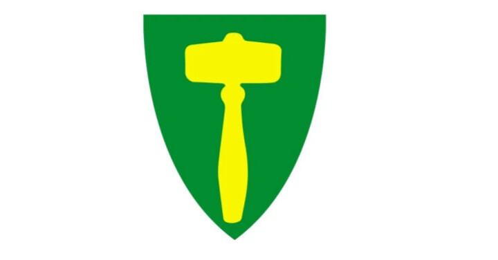 Planoppstart og planprogram for revisjon av kommuneplanen Kommunevåpenet til Rindal kommune. Ei gul ordførerklubbe på grønn bunn.