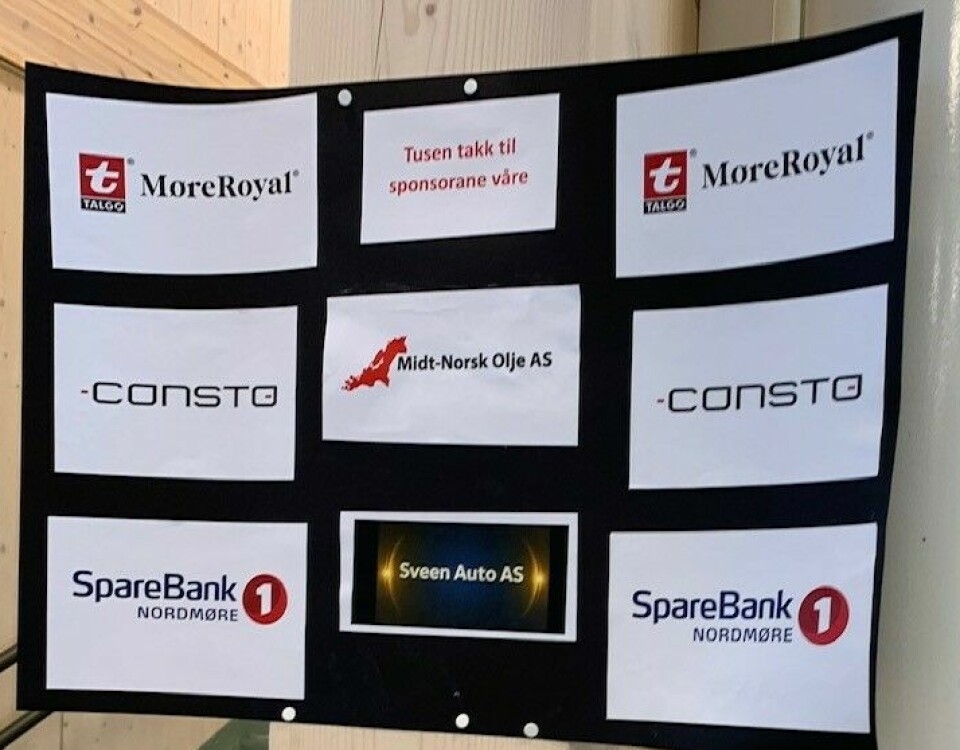 En plakat med navn på ulike sponsorer