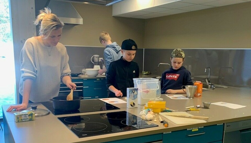Skoleleelver som jobber med mat på skolekjøkkenet.