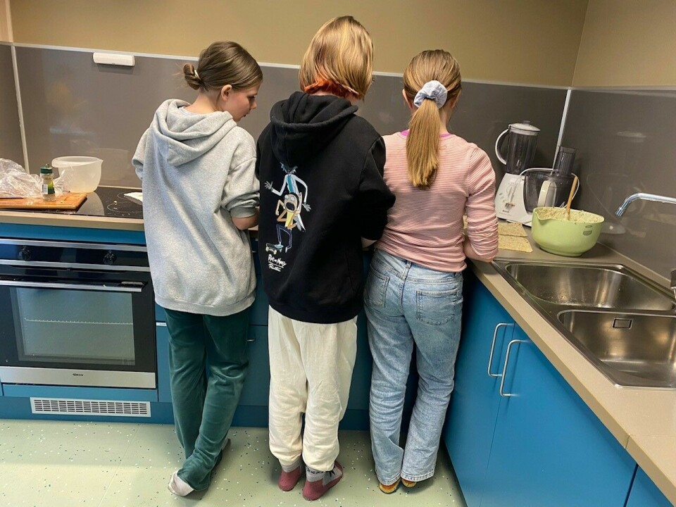 Skoleelever som jobber med mat på skolekjøkkenet.