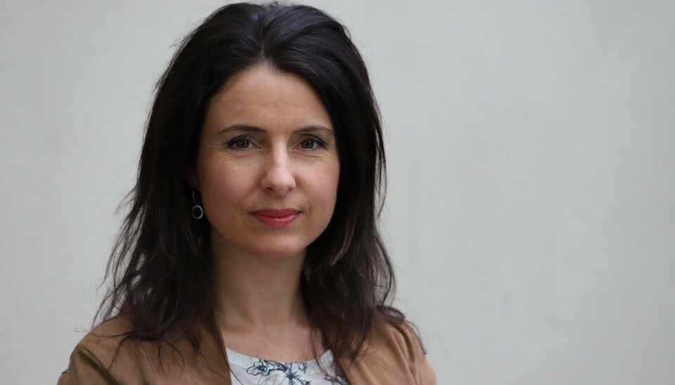 Jenny Klinge Portrettbilde av ei kvinne med langt mørkt hår