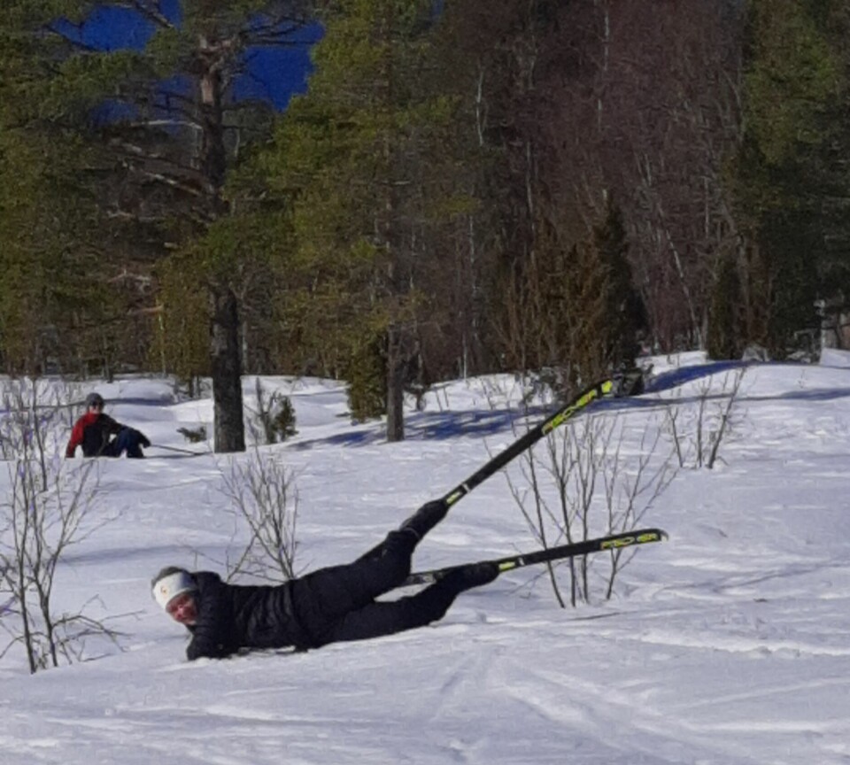 Ei jente som nettopp har falt på ski. Helt udramatisk.