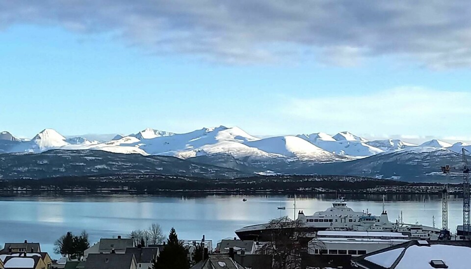 utsikt over fjell og fjord