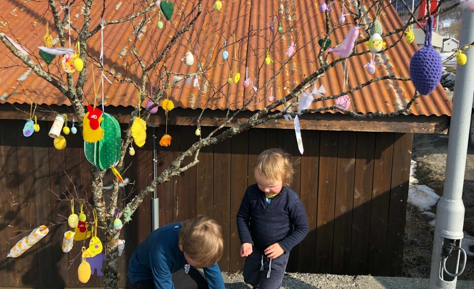 Barn som pynter treet.