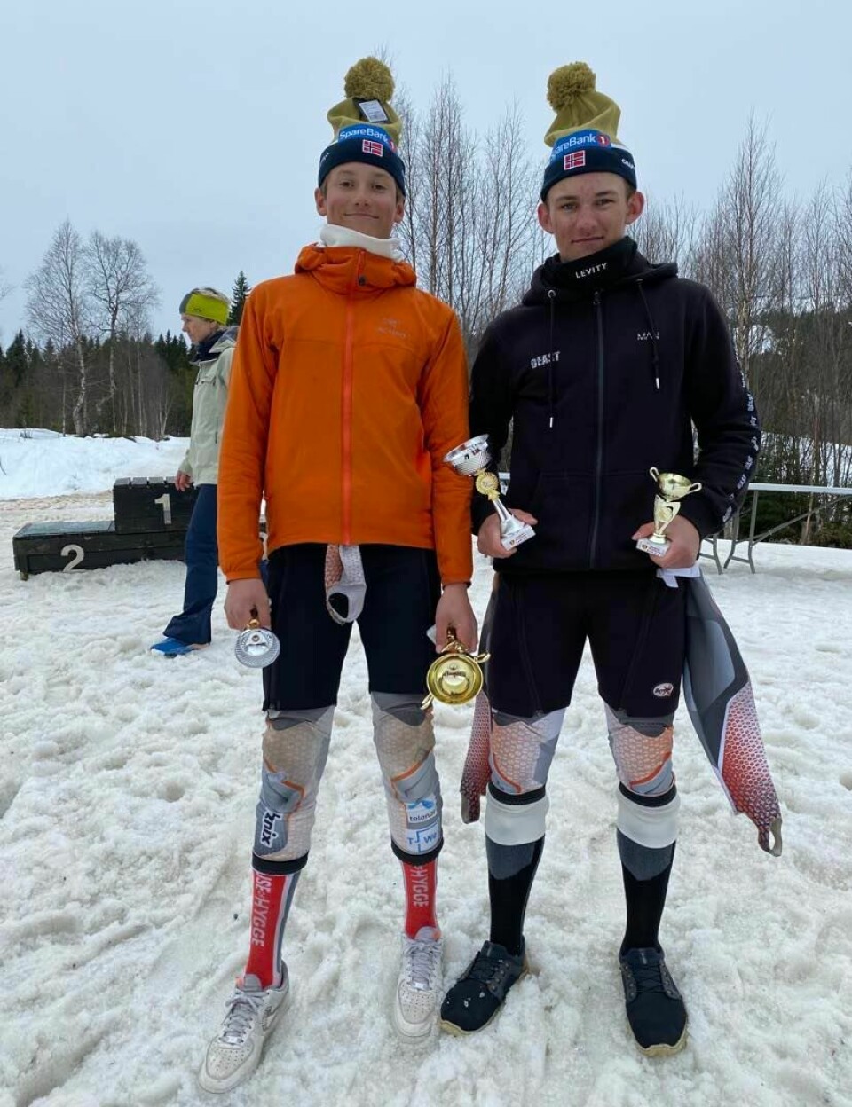 Jarand Husby Haugen og Håkon Hoem med pokaler og nye luer.