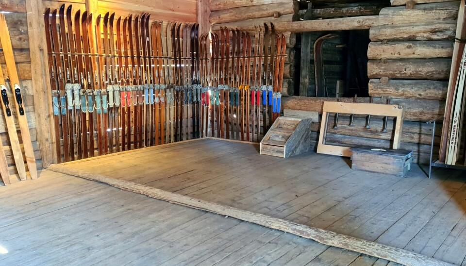 'Skigard' langs veggene på låven, men god plass til aktivitetar på låvegolvet. skipar langs veggene, god plass på låvegolvet