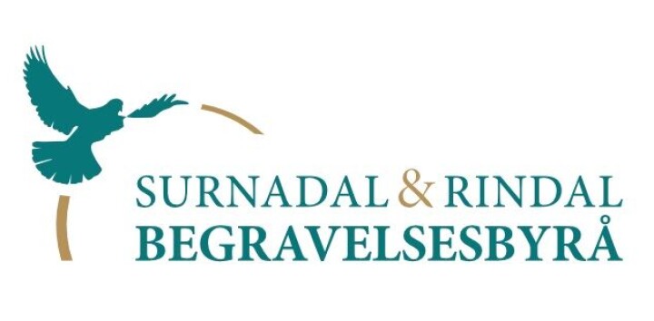 Begravelseskortesje i Rindal sentrum tirsdag 25. april