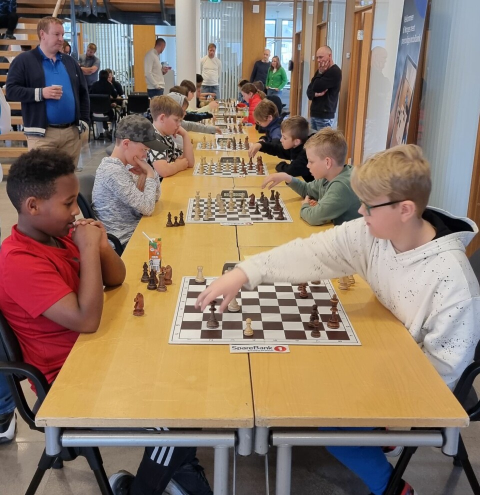 Mange barn spiller sjakk mot hverandre