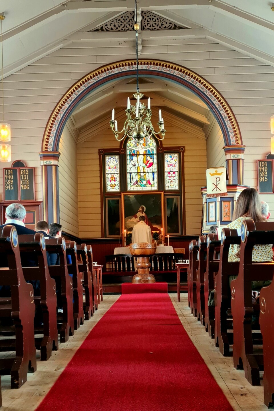 Lene prest foran alteret i Øvre Rindal kapell