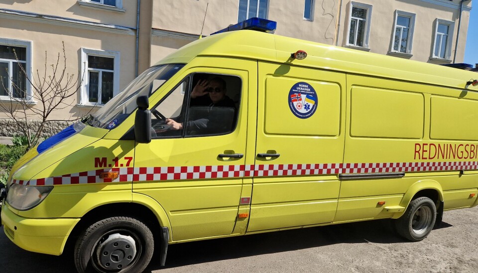 Redningsbilen er framme i Ukraina. En ukrainsk brannmann har tatt over og skal kjøre bilen til Dnipro region.
