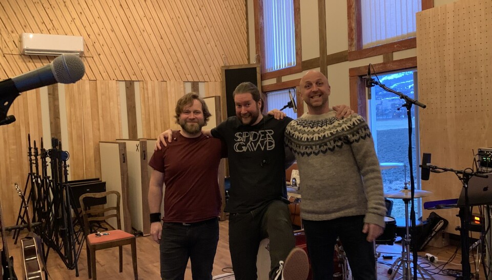God stemning i studio. Etter mykje arbeid gler Jon Landsem, Frank sPoon Botten og Torbjørn Kvande seg på plateslippet, og ikkje minst til release-konserten. God stemning i studio. Etter mykje arbeid gler Jon Landsem, Frank sPoon Botten og Torbjørn Kvande seg på plateslippet, og ikkje minst til release-konserten.
