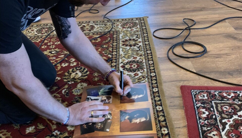 Stas å få overlevert den førehandsbestilte vinylen i studio. Stas å få overlevert den førehandsbestilte vinylen i studio.