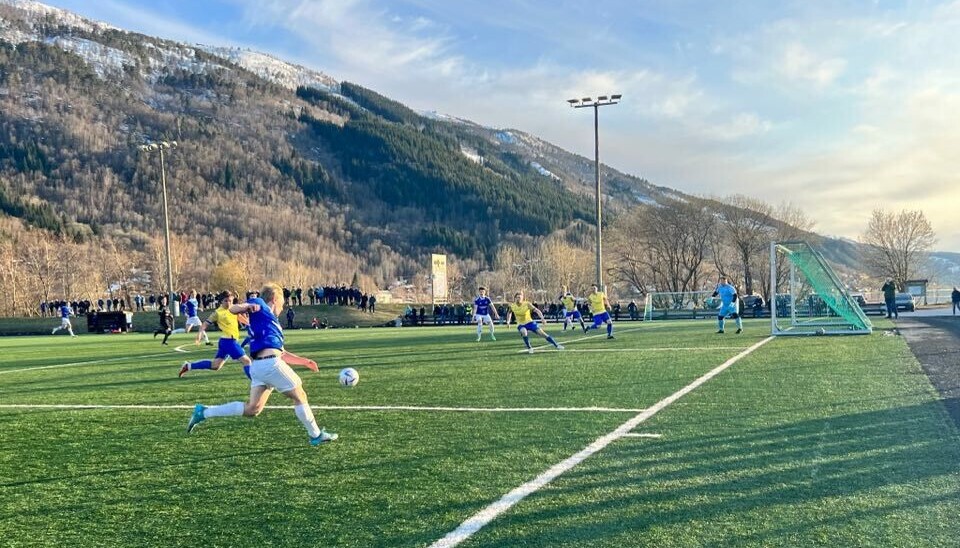 Endte med tap for Surnadal Fotballkamp hvor en blå spiller jager ballen