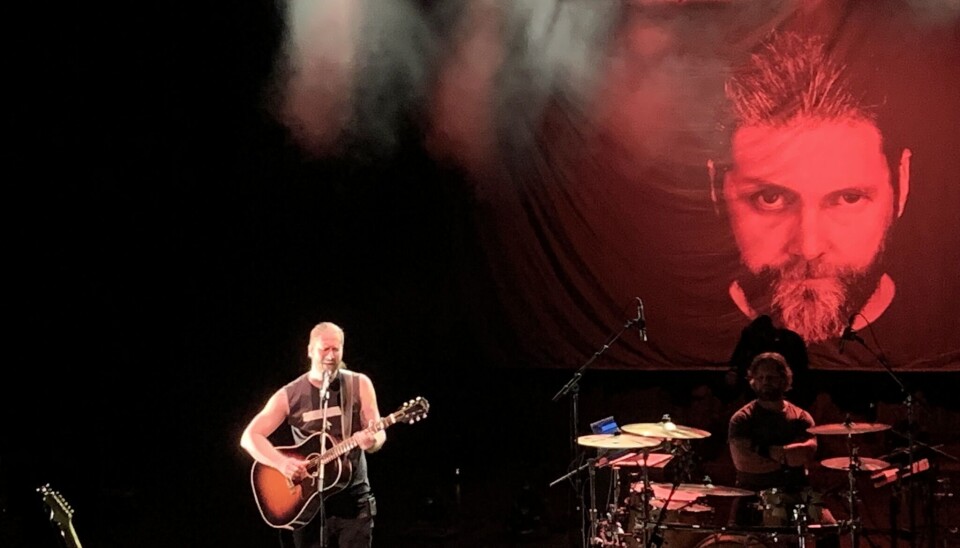 Silent Psalm i sår og rørande kassegitarversjon. Silent Psalm i sår og rørande kassegitarversjon.