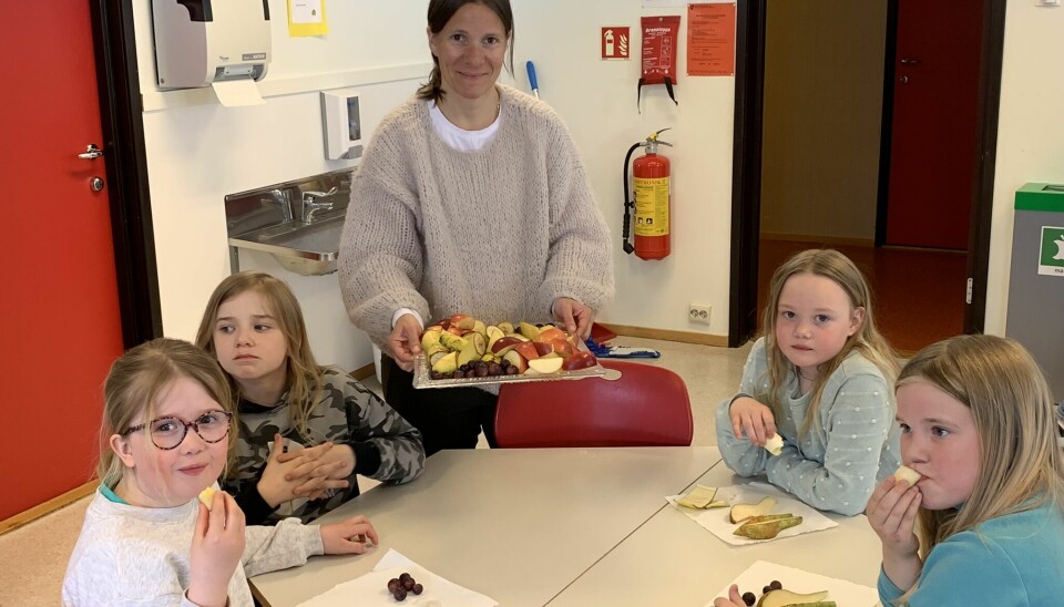 Fruktfata var populære, Lærar Bodil deler ut til jentene på 2. trinn. Tuva, Ingeborg, Mia og Marianne koser seg.
