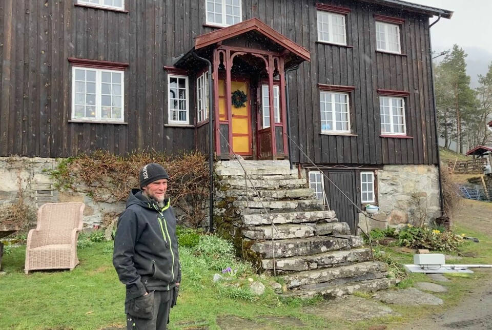 Per Åke Jakobsson foran huset på Hjellnes.