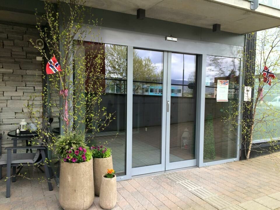 Inngangen til Horisonten restaurant, Thon hotel Surnadal. Pynt med bjørkeris og norsk flagg ved inngangen.