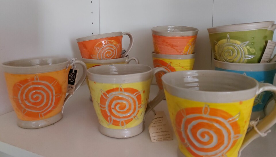 Håndlagde kopper av keramikk