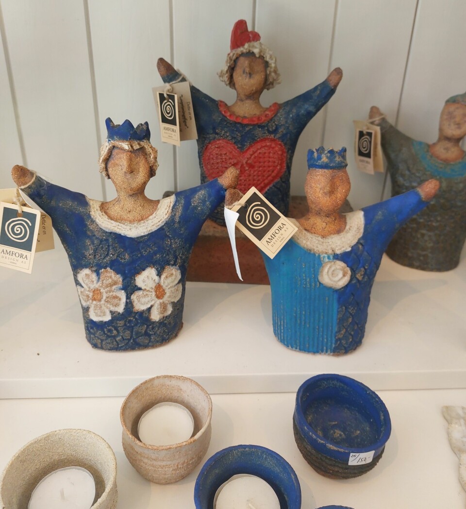 Håndlangde figurer og lysestaker av keramikk