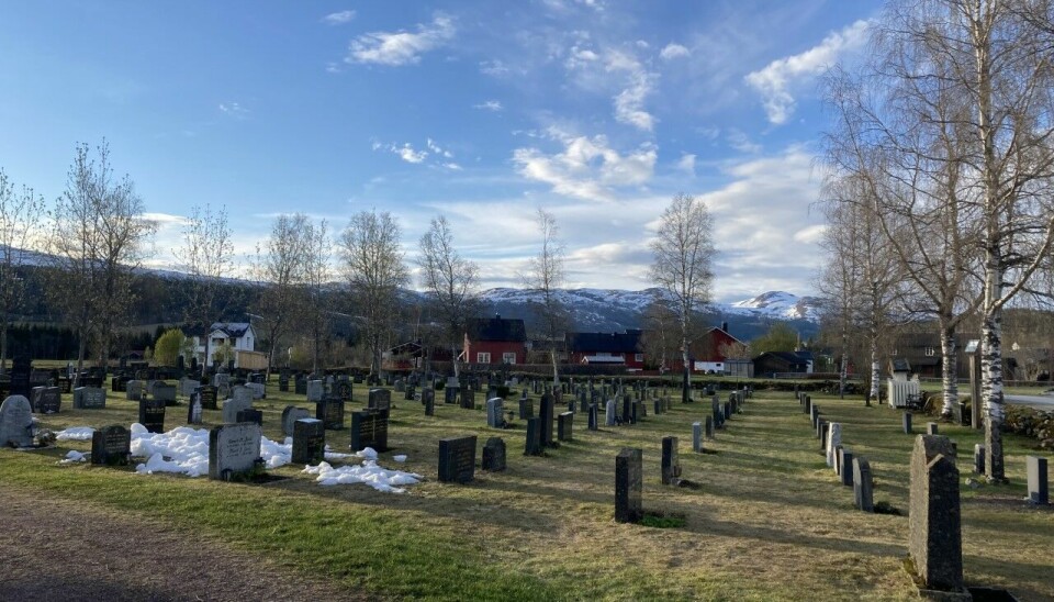 Et bilde av mange gravstøtter på en kirkegård